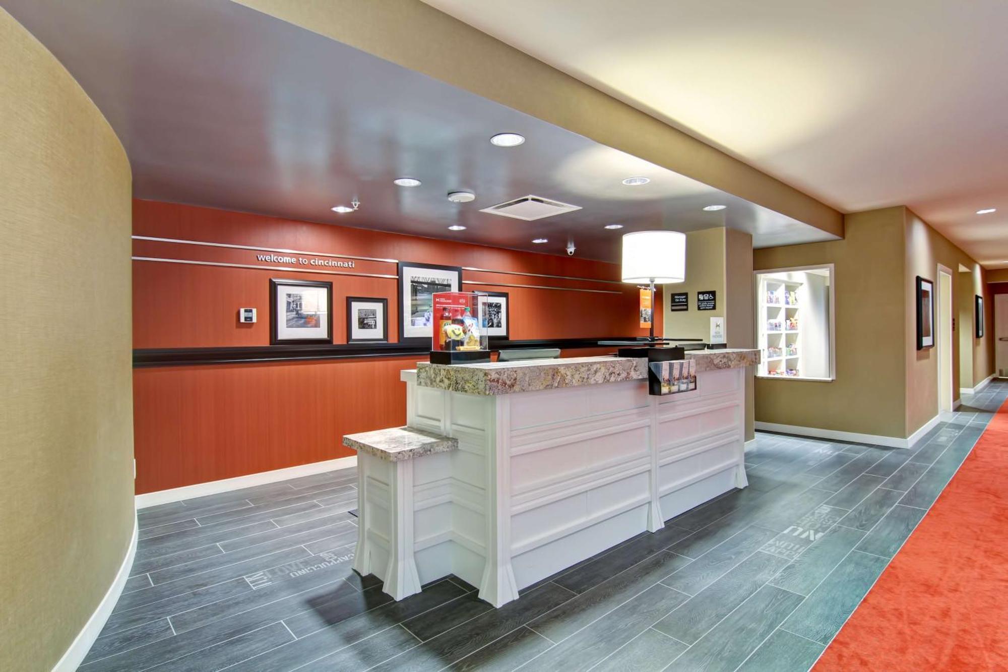 Hampton Inn And Suites Cincinnati - Downtown Exterior foto